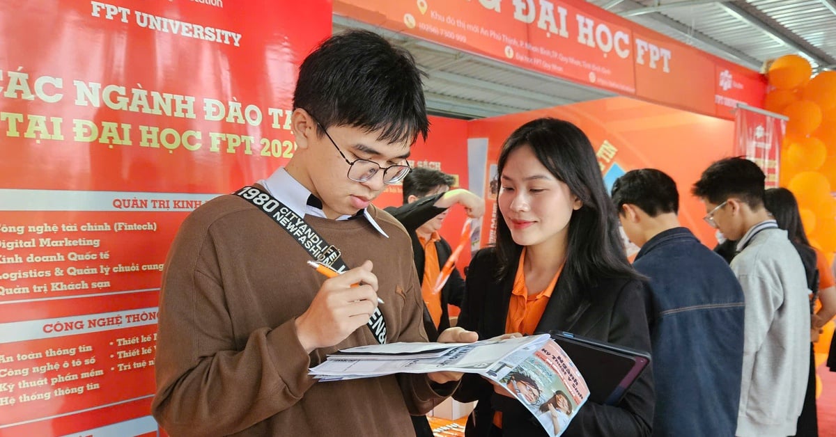 Phu Yen students enjoy experiencing their majors at the admissions consultation day