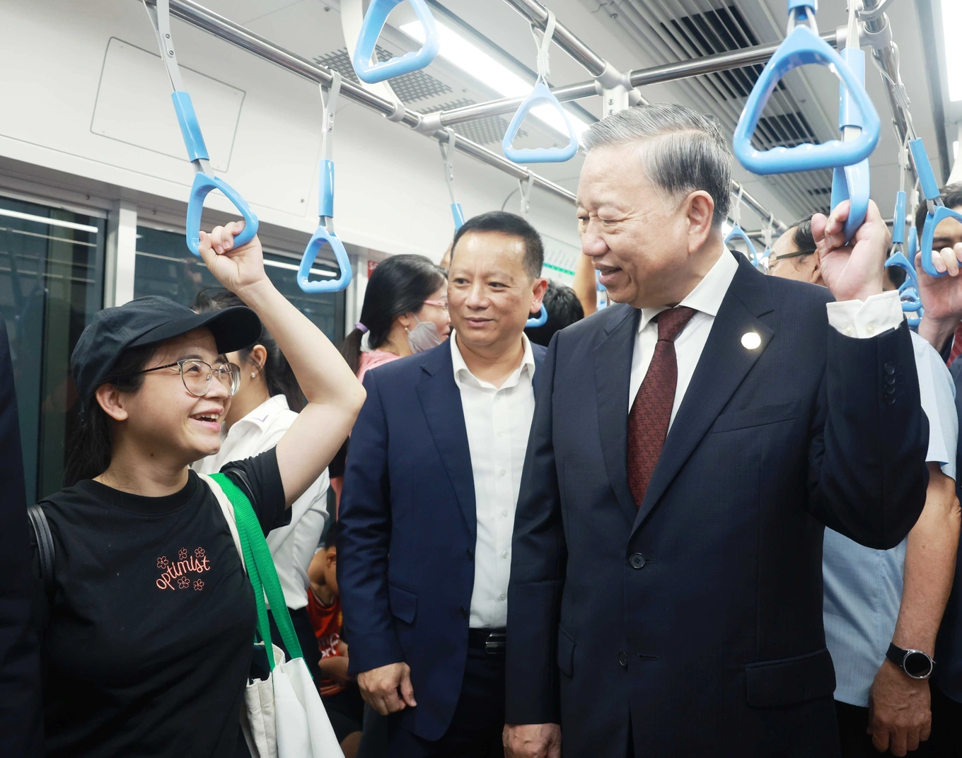 Le secrétaire général To Lam prend la ligne 1 du métro à Ho Chi Minh-Ville et discute avec la population