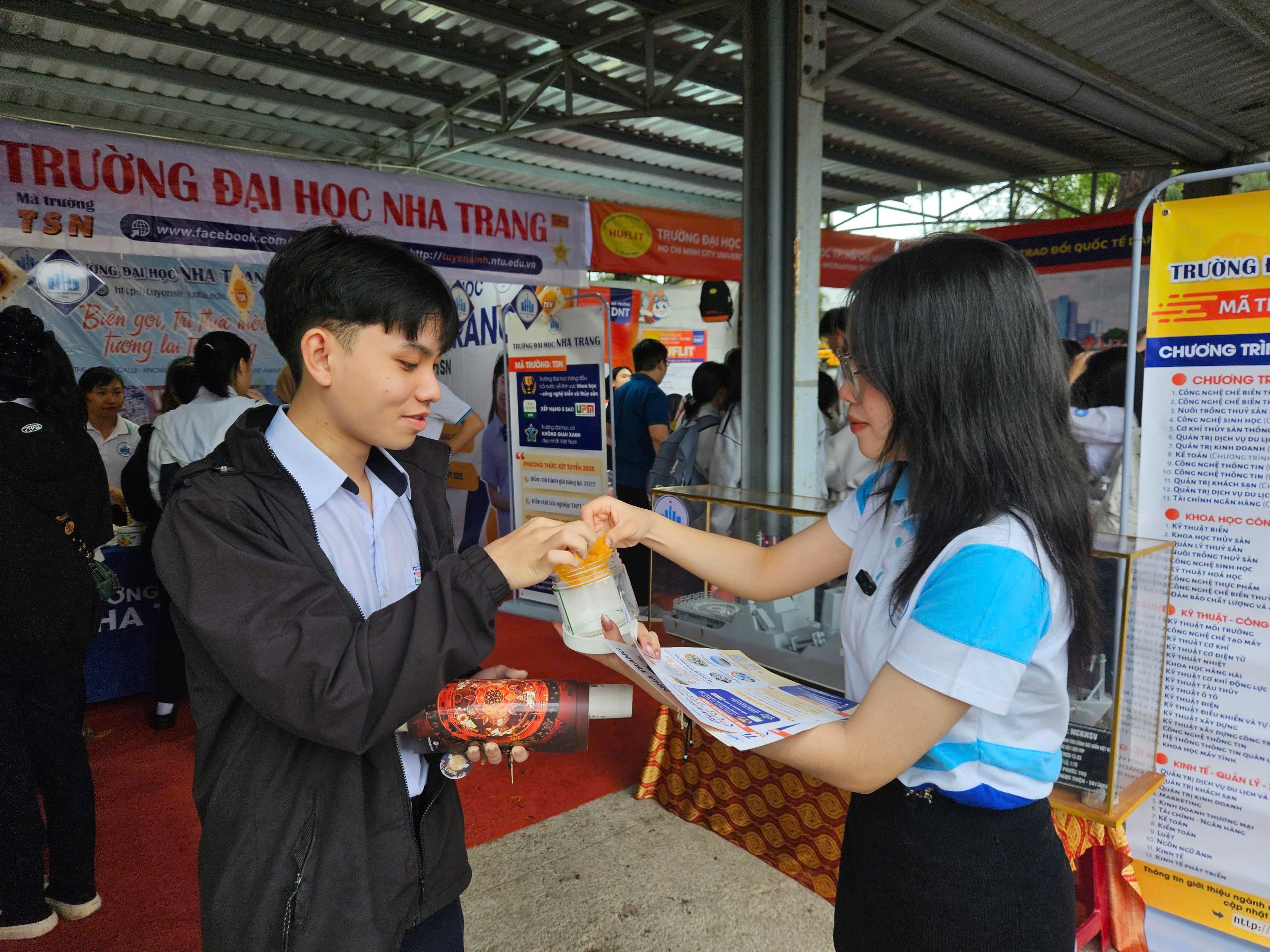 Học sinh Phú Yên thích thú trải nghiệm ngành học tại ngày hội tư vấn tuyển sinh - Ảnh 9.