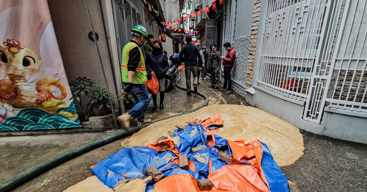 Underground metro tunnel mud at Nhon - Hanoi station overflows into alleys, causing no harm