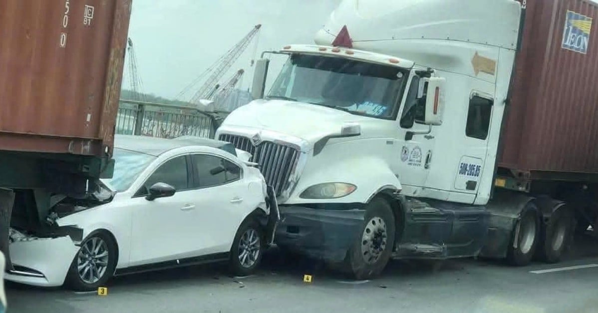 5-seat car squeezed between 2 container trucks on Phu My bridge, traffic jam for 2 hours