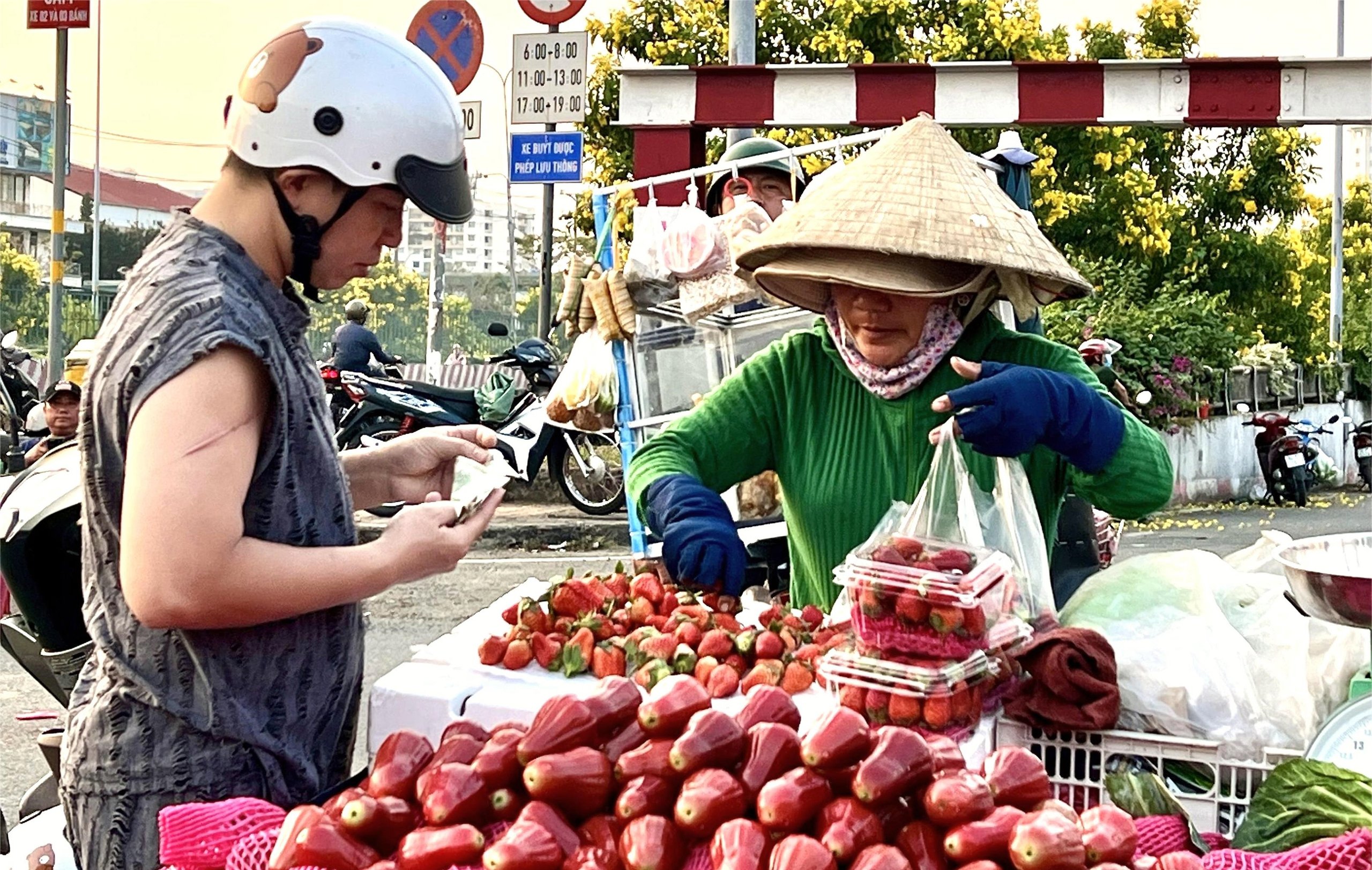 Đầu năm lại thiếu lao động: Tuyển nhiều, người tìm việc không bao nhiêu - Ảnh 1.