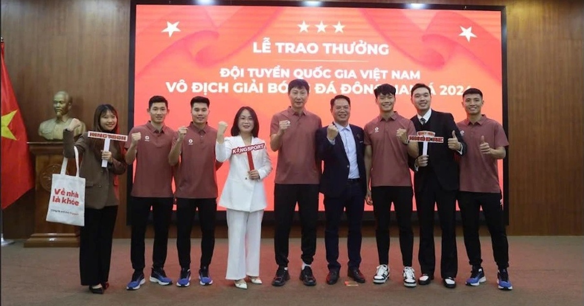 Kingsport ផ្តល់រង្វាន់ដល់ក្រុមបាល់ទាត់ជាតិជាសាច់ប្រាក់ 500 លានដុង
