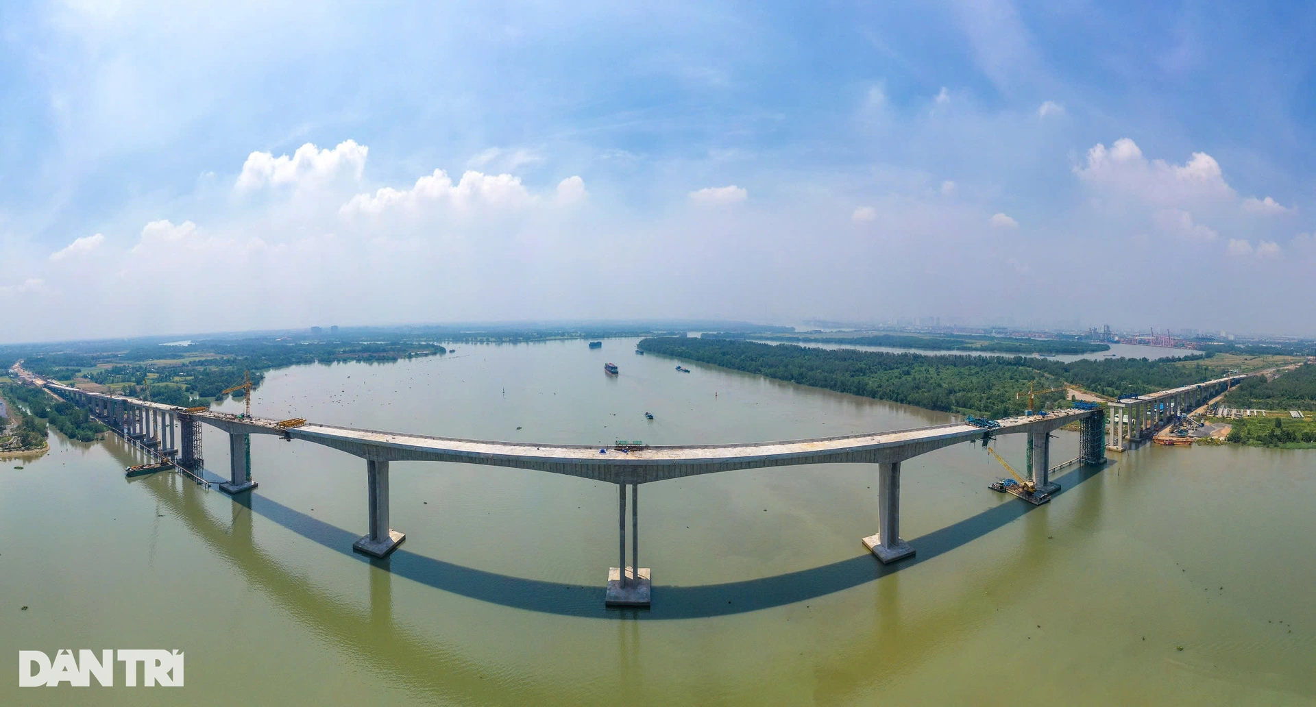 El puente Nhon Trach, el más grande de la carretera de circunvalación 3, Ciudad Ho Chi Minh, antes de su finalización