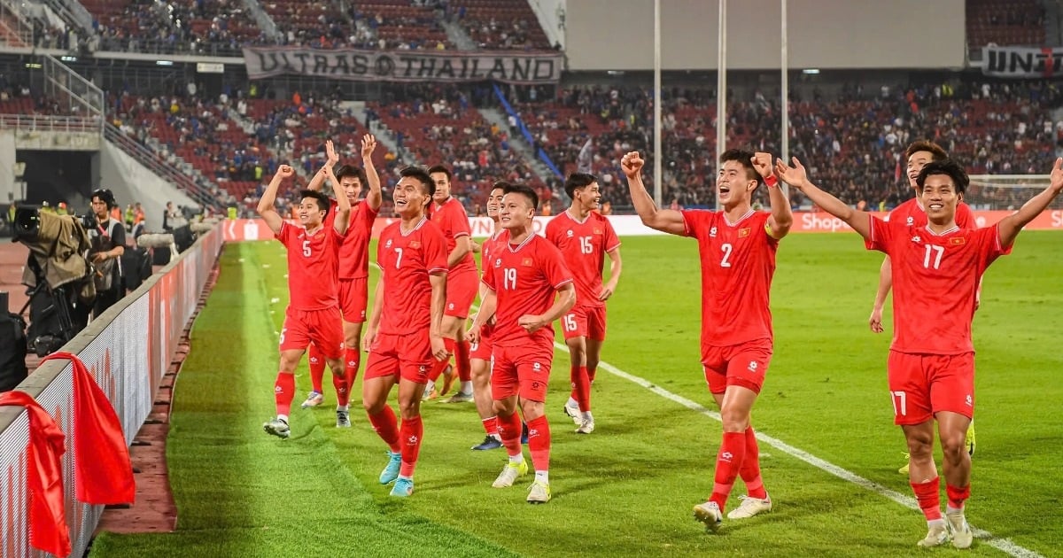 U22 Vietnam waits to face Thailand at Rajamangala Stadium at SEA Games 33