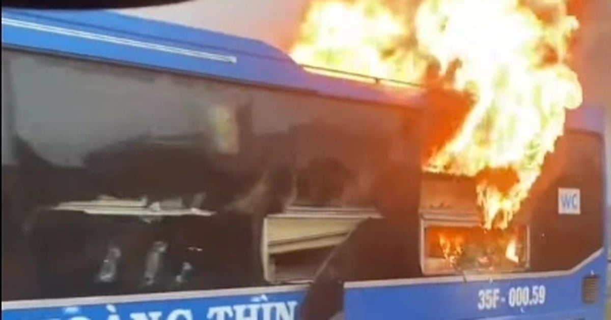 Autobús de pasajeros se incendió en la autopista y varias personas escaparon