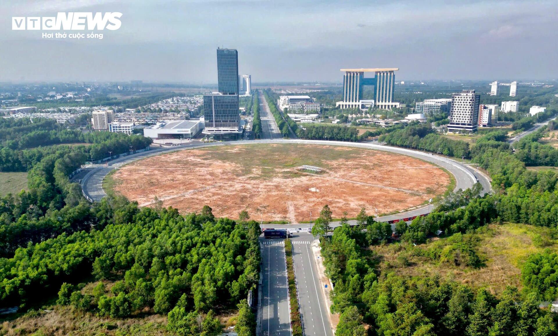 Close-up of the 2,400 billion VND 'super roundabout' containing a metro station in Binh Duong