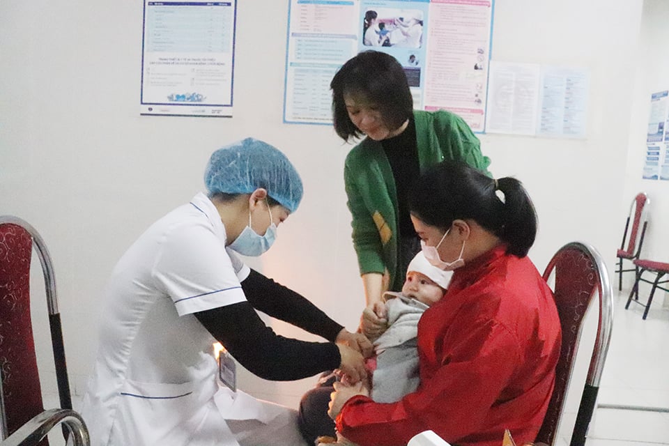 Trẻ được tiêm vaccine sởi tại TYT phường Phú Diễn.