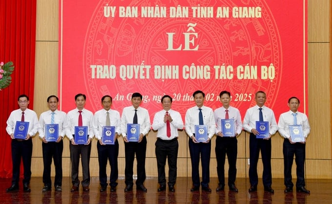 Ủy viên dự khuyết Ban Chấp hành Trung ương Đảng, Phó Bí thư Tỉnh ủy, Chủ tịch UBND tỉnh An Giang Hồ Văn Mừng trao các Quyết định bổ nhiệm cán bộ. Ảnh: Lê Hoàng Vũ.