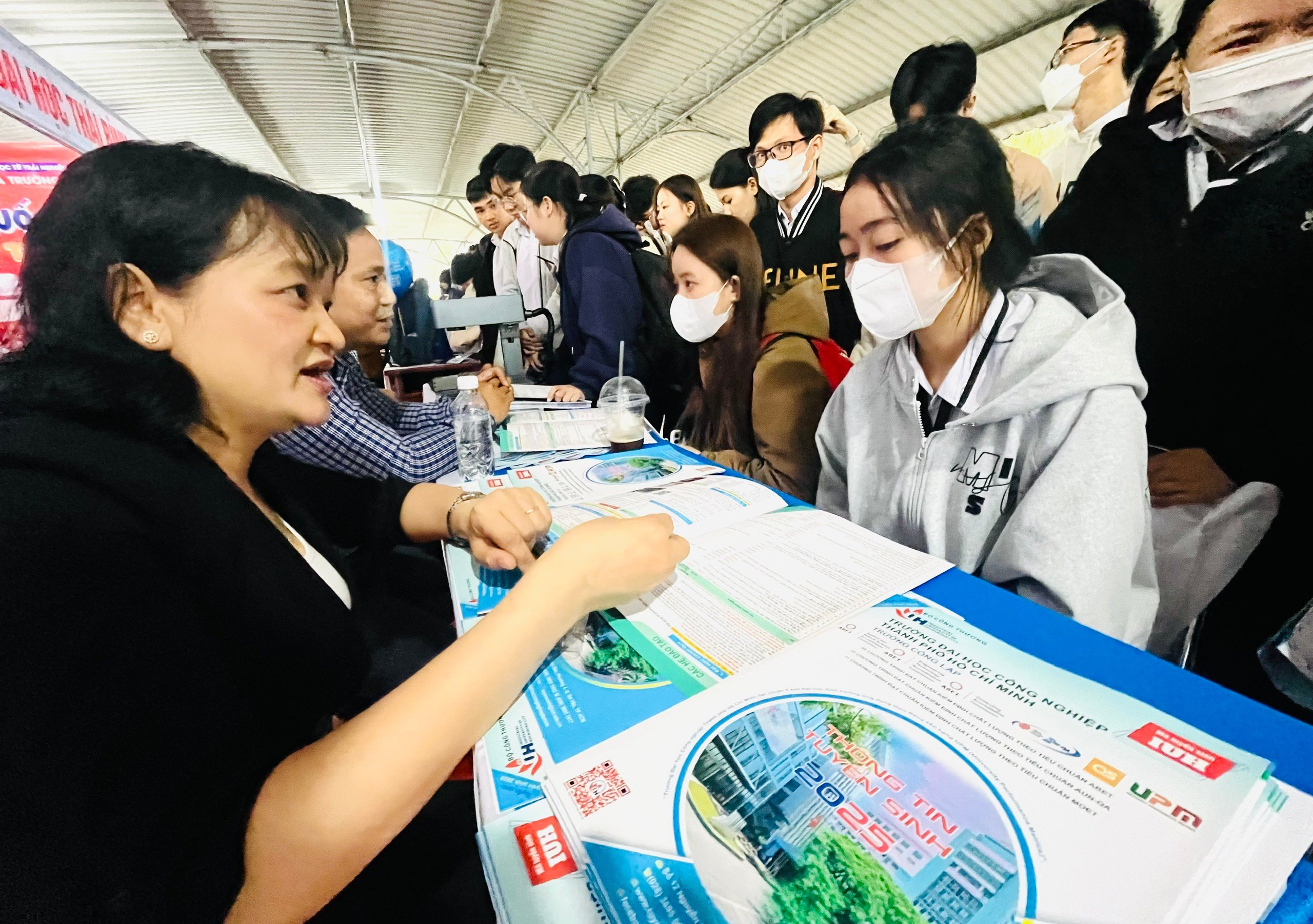 Học sinh Phú Yên thích thú trải nghiệm ngành học tại ngày hội tư vấn tuyển sinh - Ảnh 1.