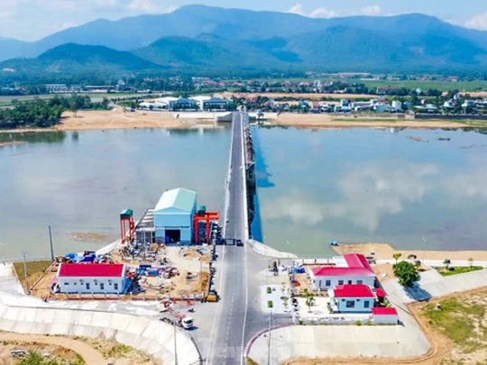 Binh Dinh : la centrale hydroélectrique en aval du barrage de Phu Phong entre en service commercial