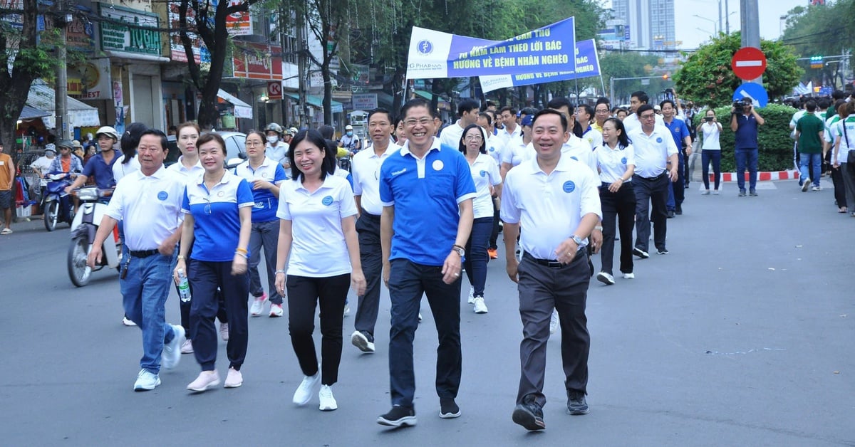 More than 2,000 people walk towards poor patients