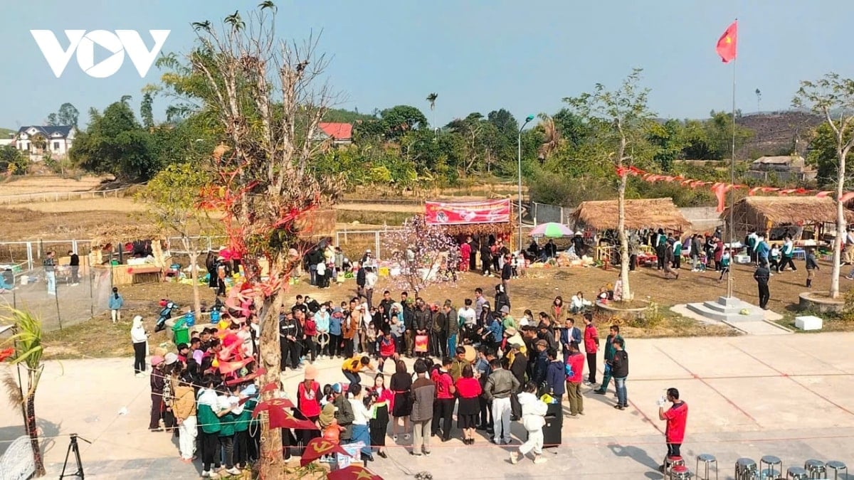 lang van hoa dan toc - diem du lich moi o quang ninh hinh anh 2