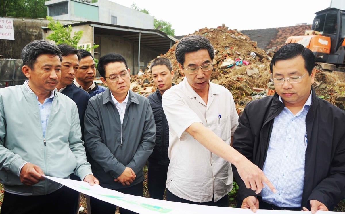 Le vice-président du Comité populaire de la ville, Tran Chi Cuong (deuxième à partir de la droite), a ordonné au district de Lien Chieu de procéder de toute urgence au déblaiement du site pour le projet de l'axe nord-ouest 1. Photo : TRONG HUNG