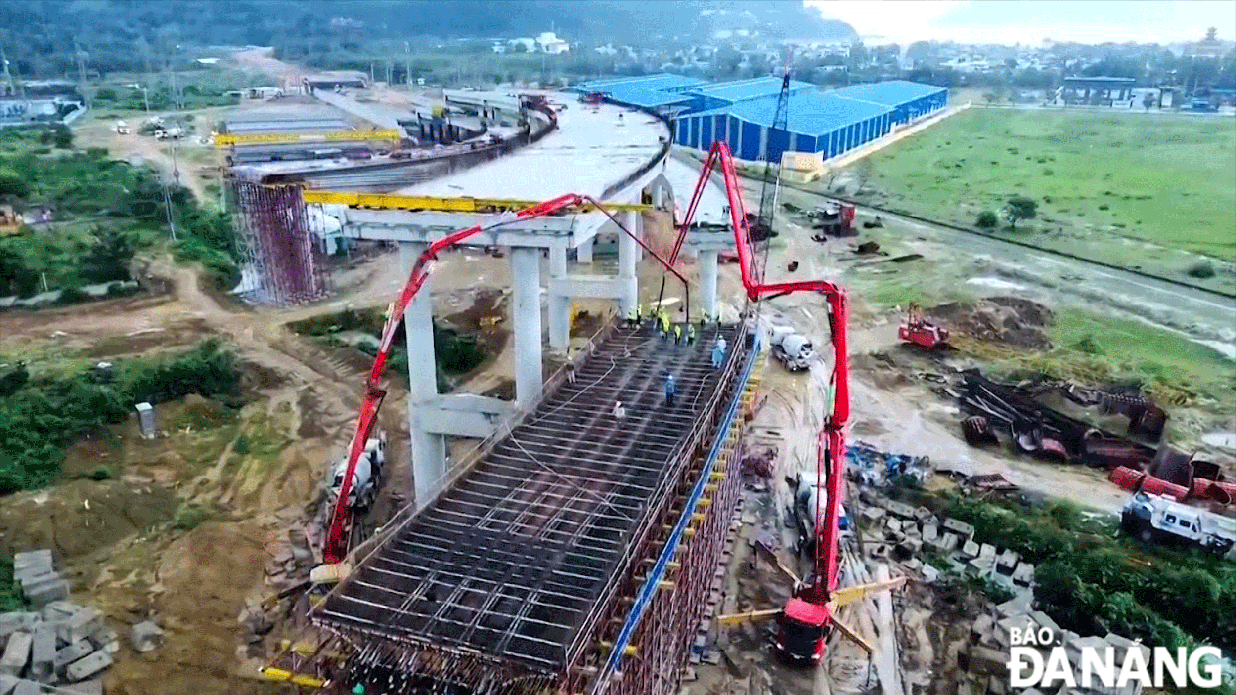 Les entrepreneurs s'efforcent d'achever la construction du projet de route côtière reliant le port de Lien Chieu plus tôt que prévu par rapport au contrat. Photo : TRONG HUNG