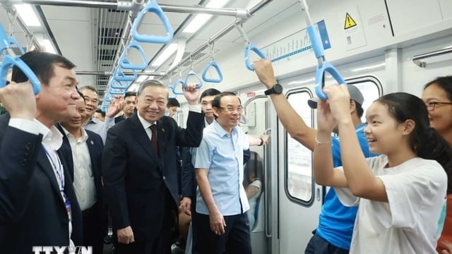 Le secrétaire général To Lam expérimente la ligne de métro Ben Thanh-Suoi Tien