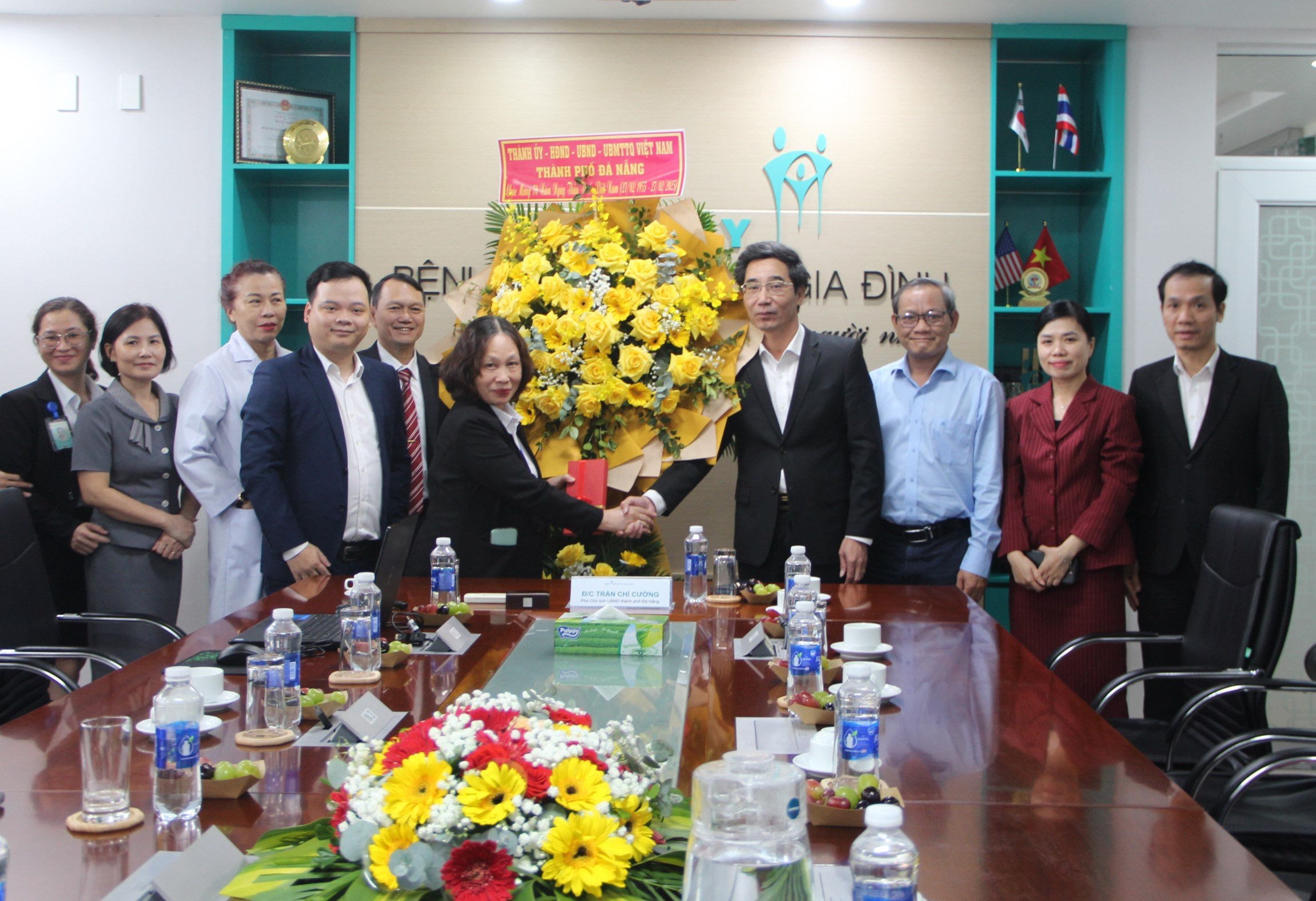 Vice Chairman of the City People's Committee Tran Chi Cuong visited and congratulated on Vietnamese Doctors' Day