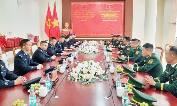 La estación de guardia fronteriza del puerto de Van Gia mantiene conversaciones con la estación de control fronterizo de inmigración y salida de Phong Thanh