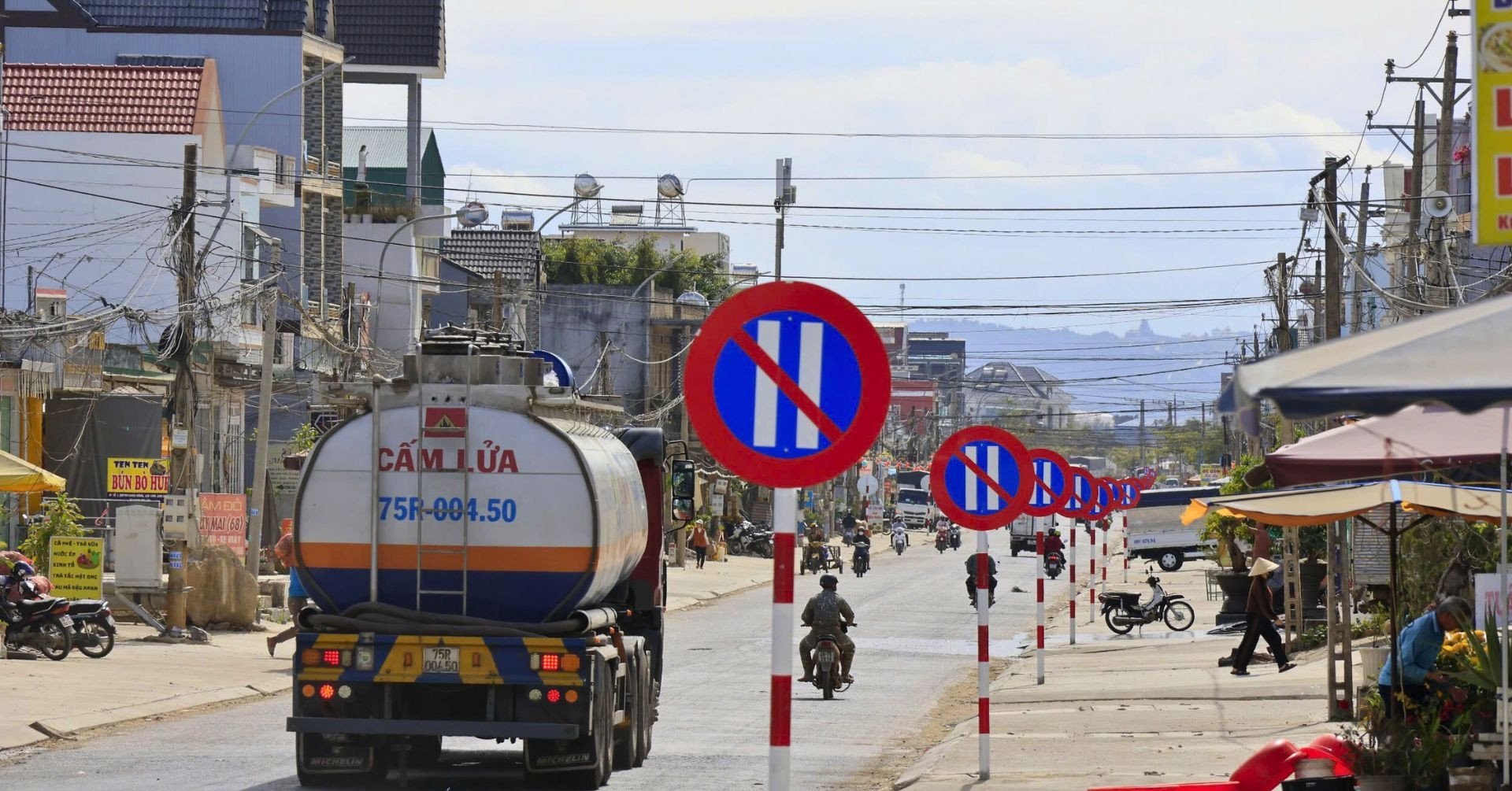 Curiosamente, en 1 km de carretera hay 23 señales que prohíben estacionar en días pares.