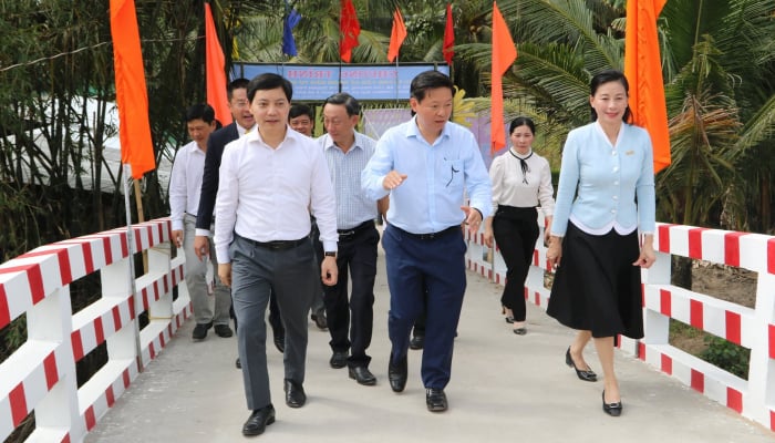 Die Zeitung Cong Ly beteiligt sich an der Einweihung einer ländlichen Verkehrsbrücke in der Provinz Ben Tre