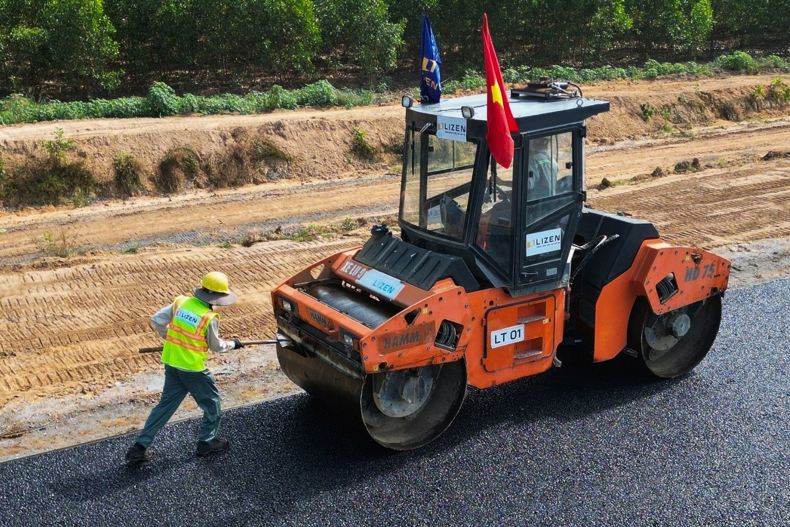 Les premiers mètres d'asphalte ont été posés sur l'autoroute Bien Hoa - Vung Tau via Dong Nai.