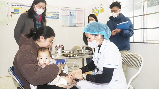 Bac Tu Liem vaccinates children under 9 months old with measles vaccine safely and effectively