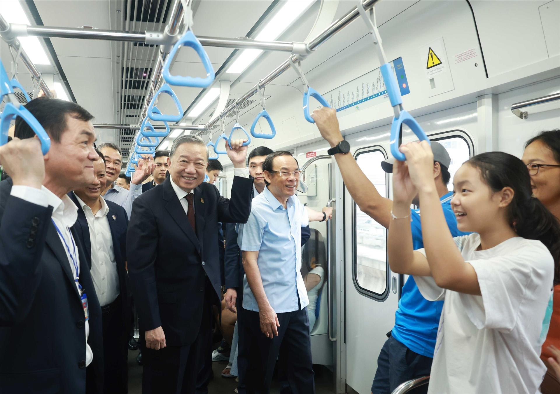 Tổng Bí thư Tô Lâm đi tàu metro số 1 Bến Thành - Suối Tiên, trò chuyện với người dân- Ảnh 1.