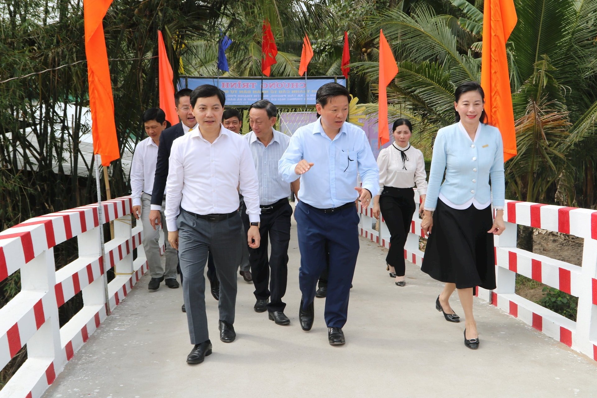 Bao Cong Ly a coordonné l'organisation de l'inauguration du pont routier rural dans la province de Ben Tre, photo 1