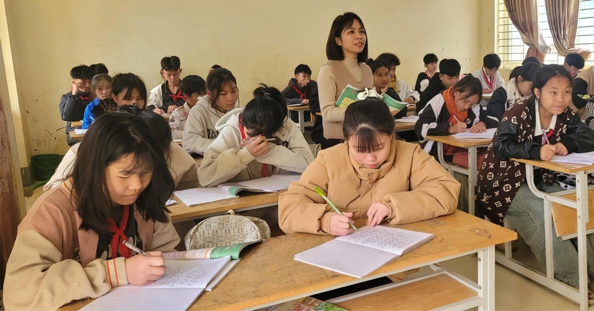 Los profesores de la zona montañosa de Thanh Hoa se ofrecen como voluntarios para revisar los exámenes de forma gratuita para los estudiantes