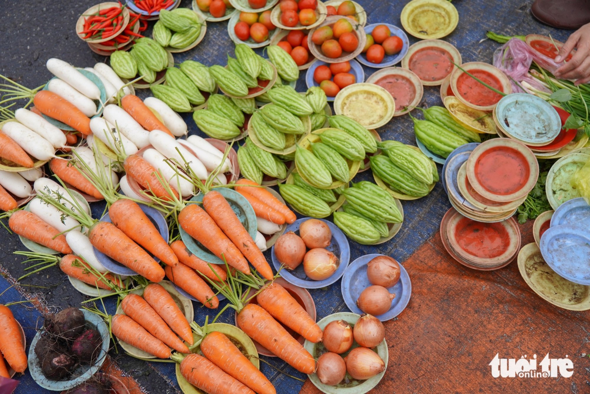 Độc lạ khu chợ không cân ký, chỉ bán đong theo dĩa - Ảnh 5.