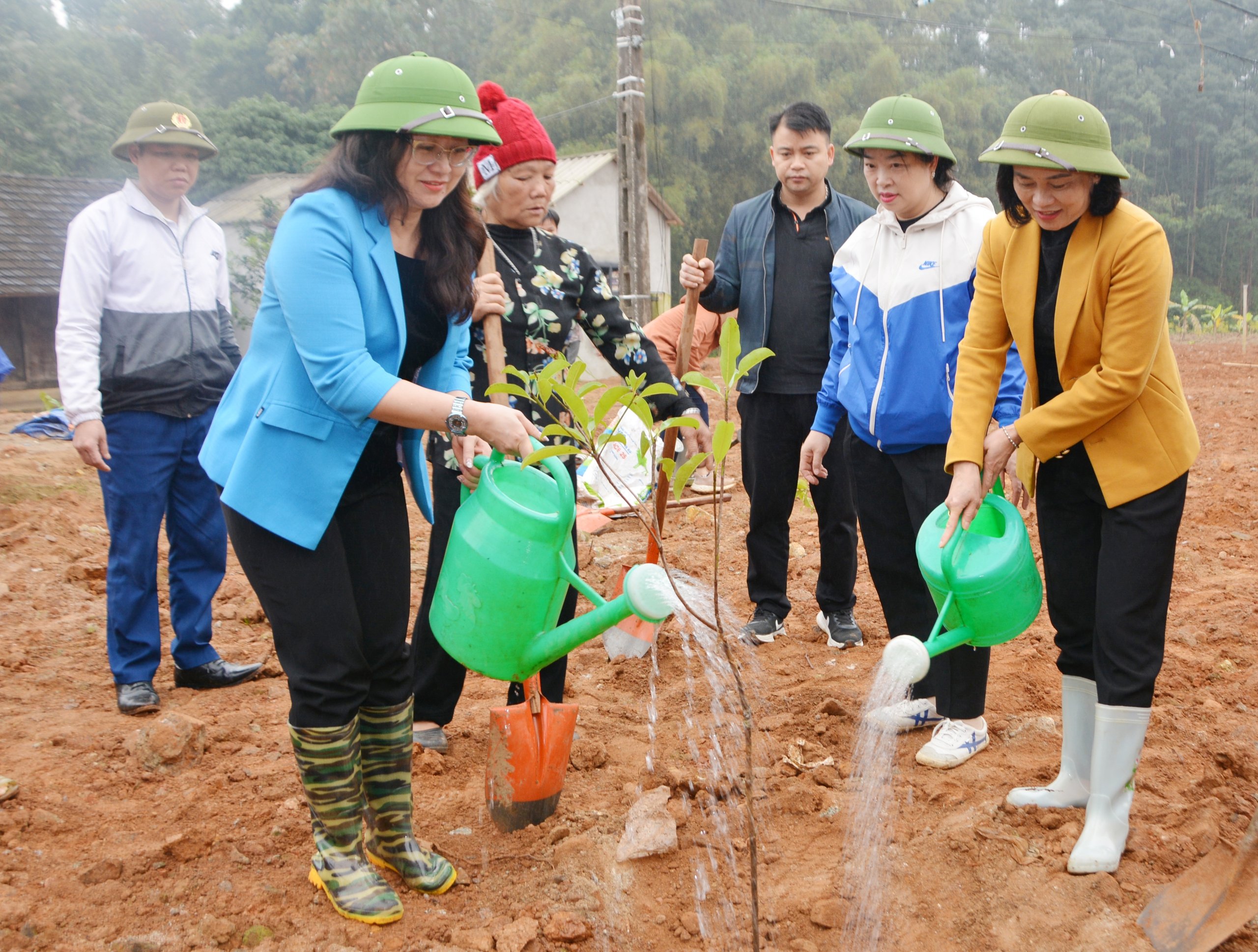 Lào Cai: Hỗ trợ 1.300 cây hồng xiêm cho hội viên nông dân - Ảnh 2.