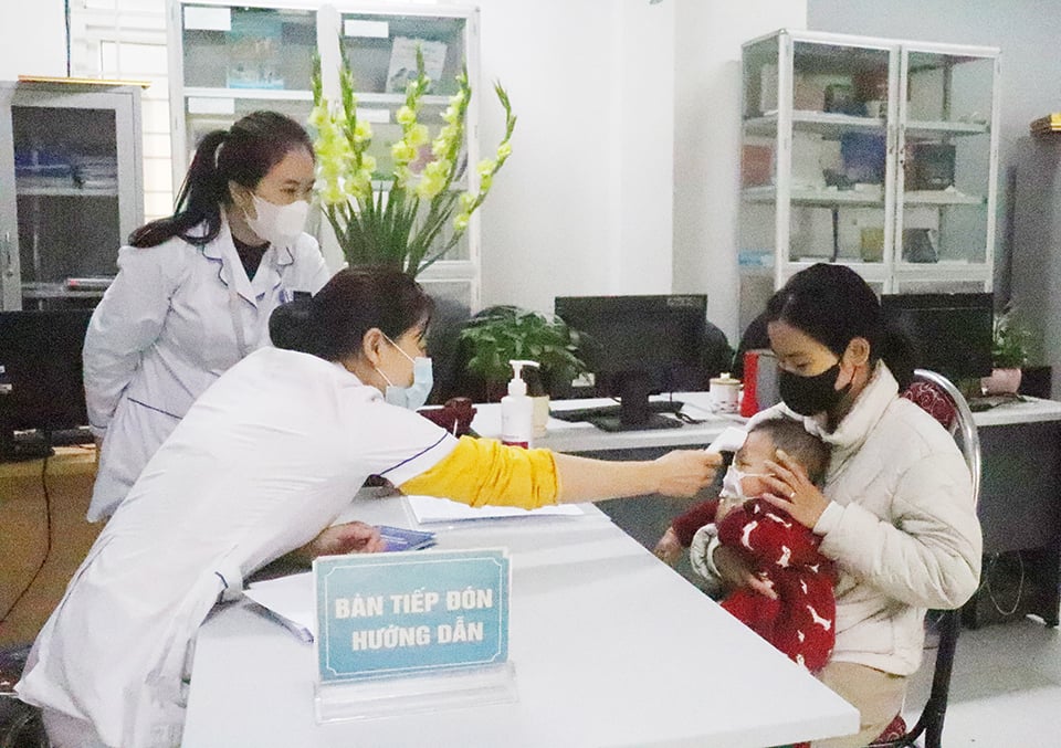 การวัดอุณหภูมิเด็ก ณ จุดฉีดวัคซีน สถานีอนามัยตำบลภูเดียน