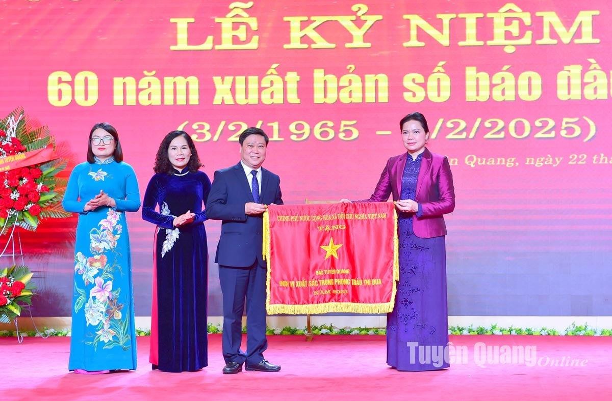 Tuyen Quang Newspaper held a ceremony to celebrate the 60th anniversary of publishing the first issue.