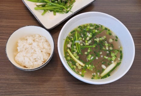 Réaction des clients coréens mangeant du riz avec du bouillon pho pour la première fois