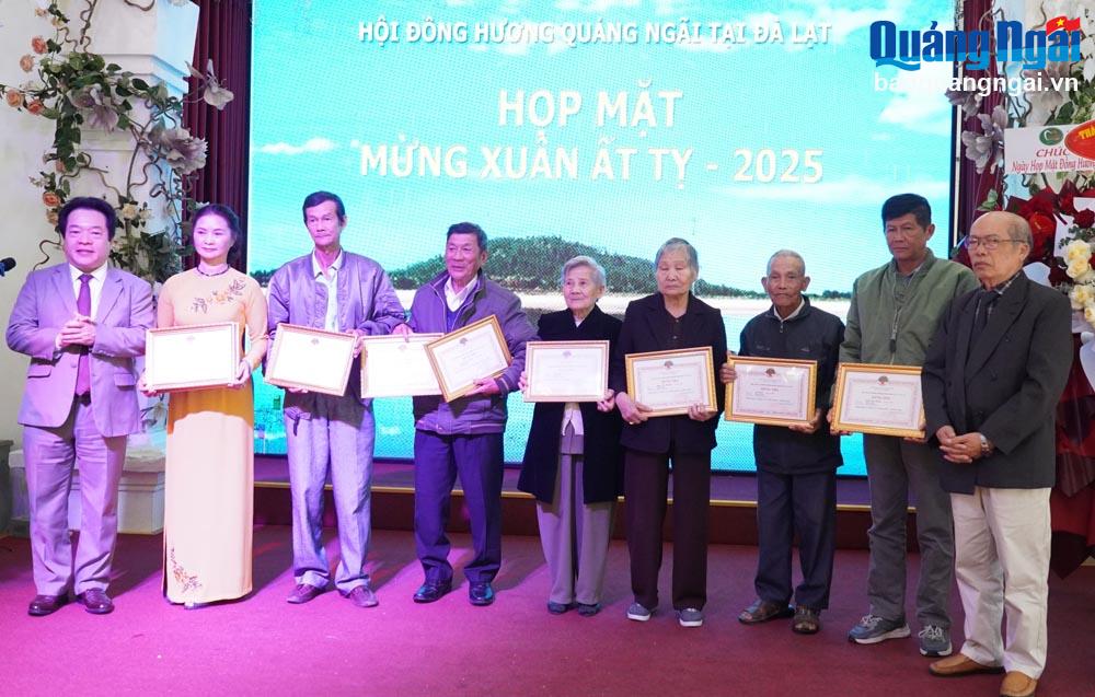 Le vice-président du Comité populaire provincial, Vo Phien, a présenté des lettres de félicitations de longévité du Comité de liaison des compatriotes de Quang Ngai de la ville de Da Lat aux personnes âgées de Quang Ngai à Lam Dong.