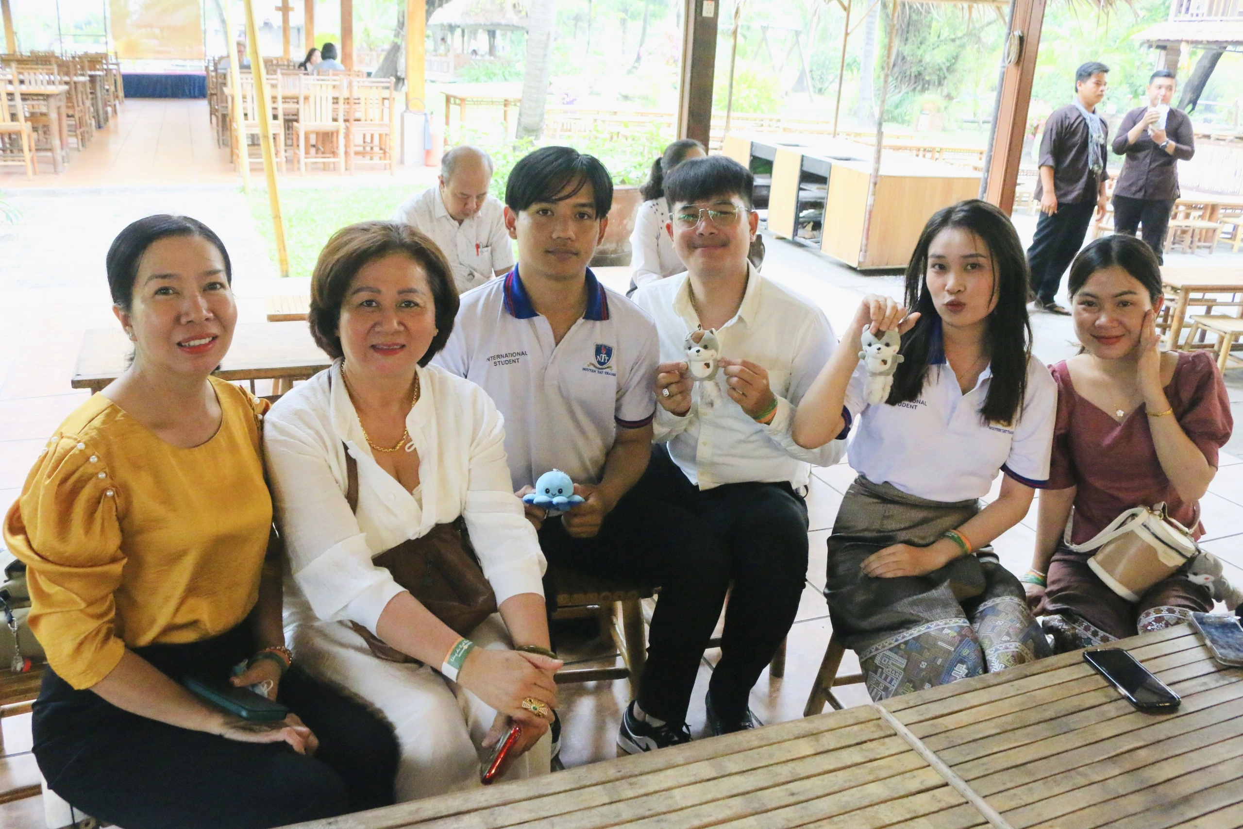 Vietnamese mother sponsors Laotian students: Family has 6 children, sometimes up to 20