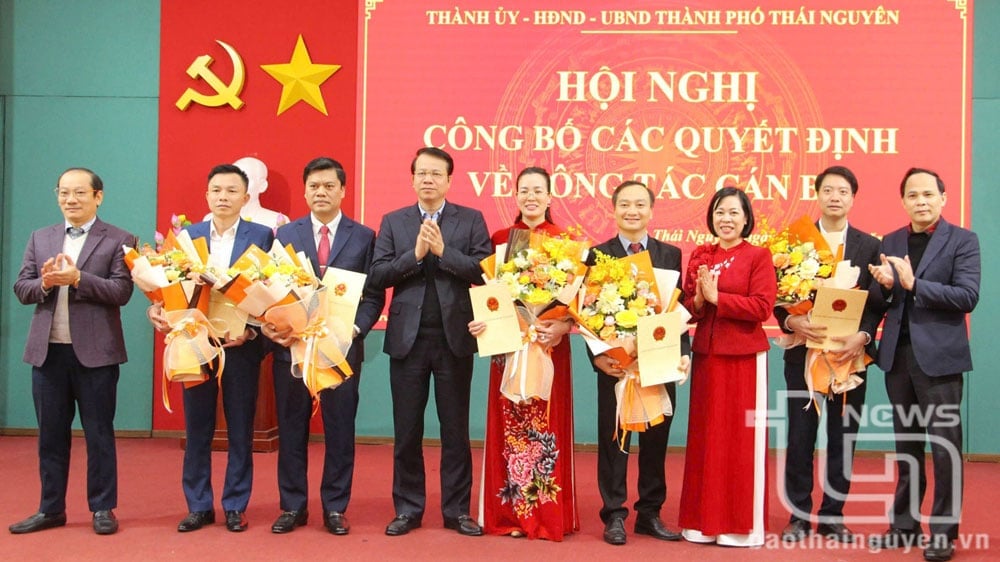 Líderes de la ciudad Thai Nguyen presentó decisiones y flores para felicitar a los jefes de departamento (dependientes del Comité Popular de la Ciudad) después de la reorganización y reordenamiento.