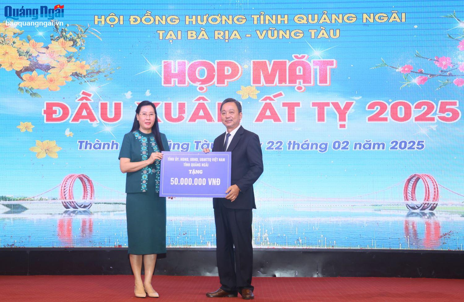 Bui Thi Quynh Van, membre du Comité central du Parti, secrétaire du Comité provincial du Parti, présidente du Conseil populaire provincial, a offert des cadeaux de la province au Comité de liaison de l'Association des compatriotes de la province de Quang Ngai à Ba Ria - Vung Tau.