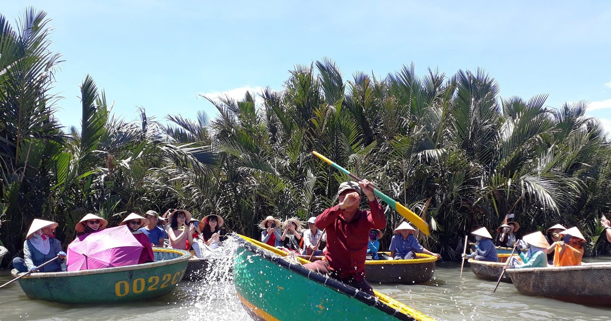 Làng du lịch "cửa sông ven biển"