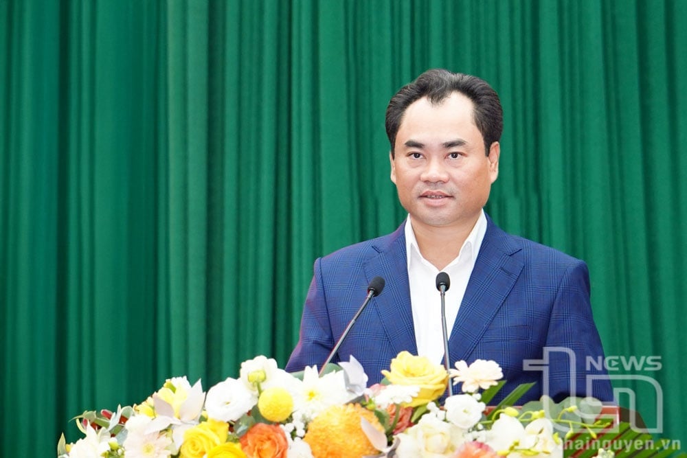 สหายเลขาธิการพรรคประจำจังหวัด Trinh Viet Hung กล่าวสุนทรพจน์เปิดงานการประชุม