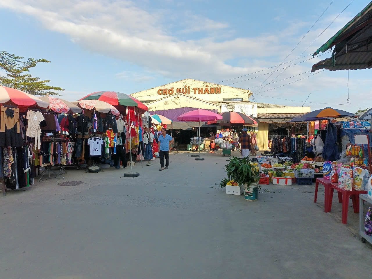 ตลาดนุ้ยทานห์ ภาพถ่ายโดย วี.พี.