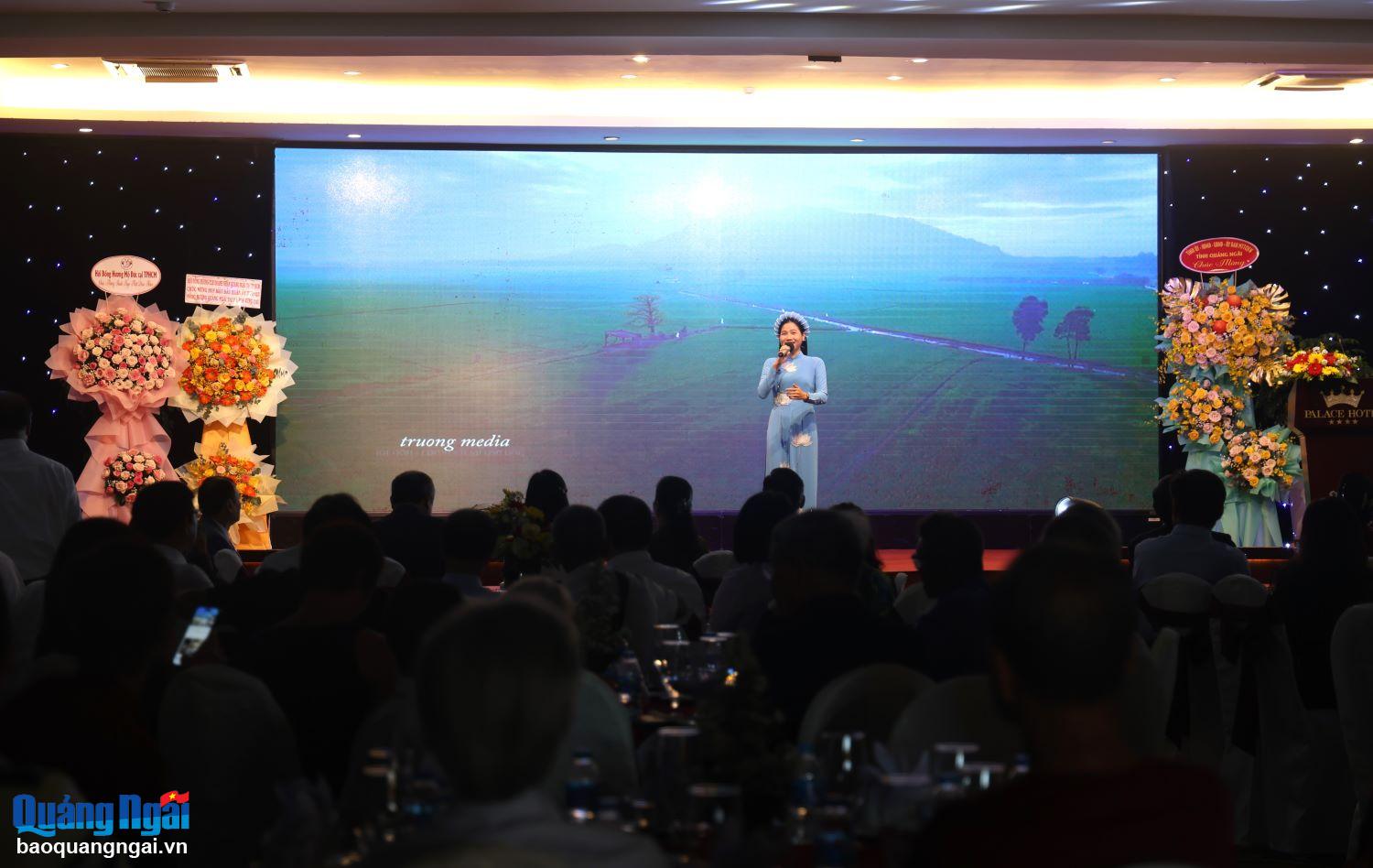 Des chansons sur la patrie de Quang Ngai ont été interprétées par des chanteurs lors du programme de la réunion.