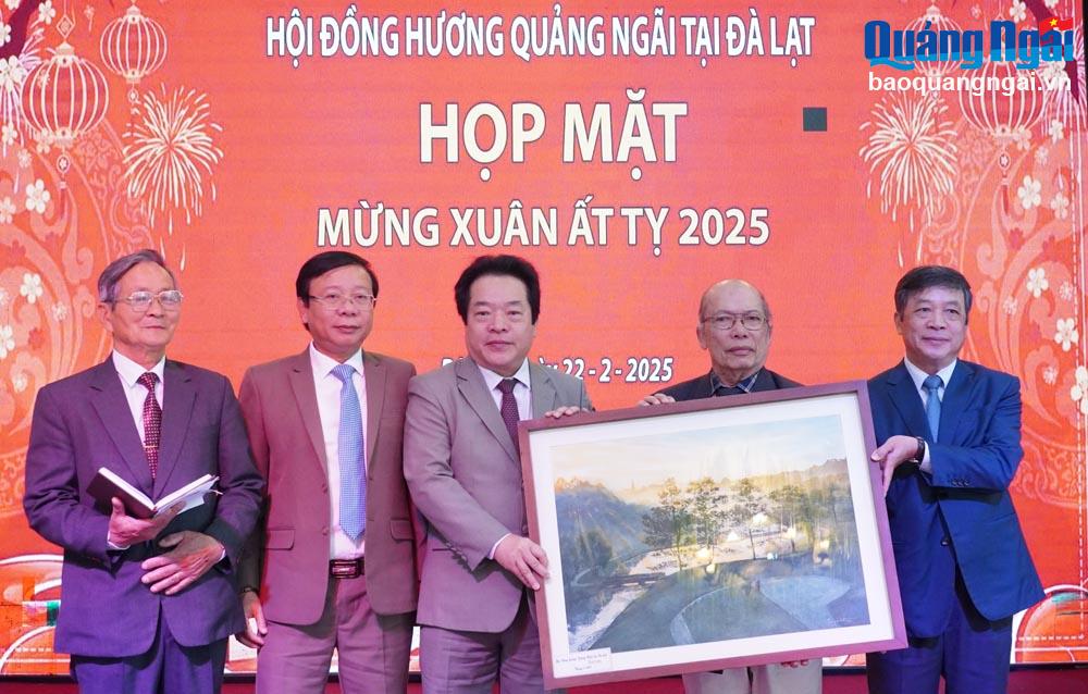 Le Comité de liaison de l'Association des compatriotes de Quang Ngai de la ville de Da Lat (Lam Dong) a offert des souvenirs aux dirigeants de la province de Quang Ngai.