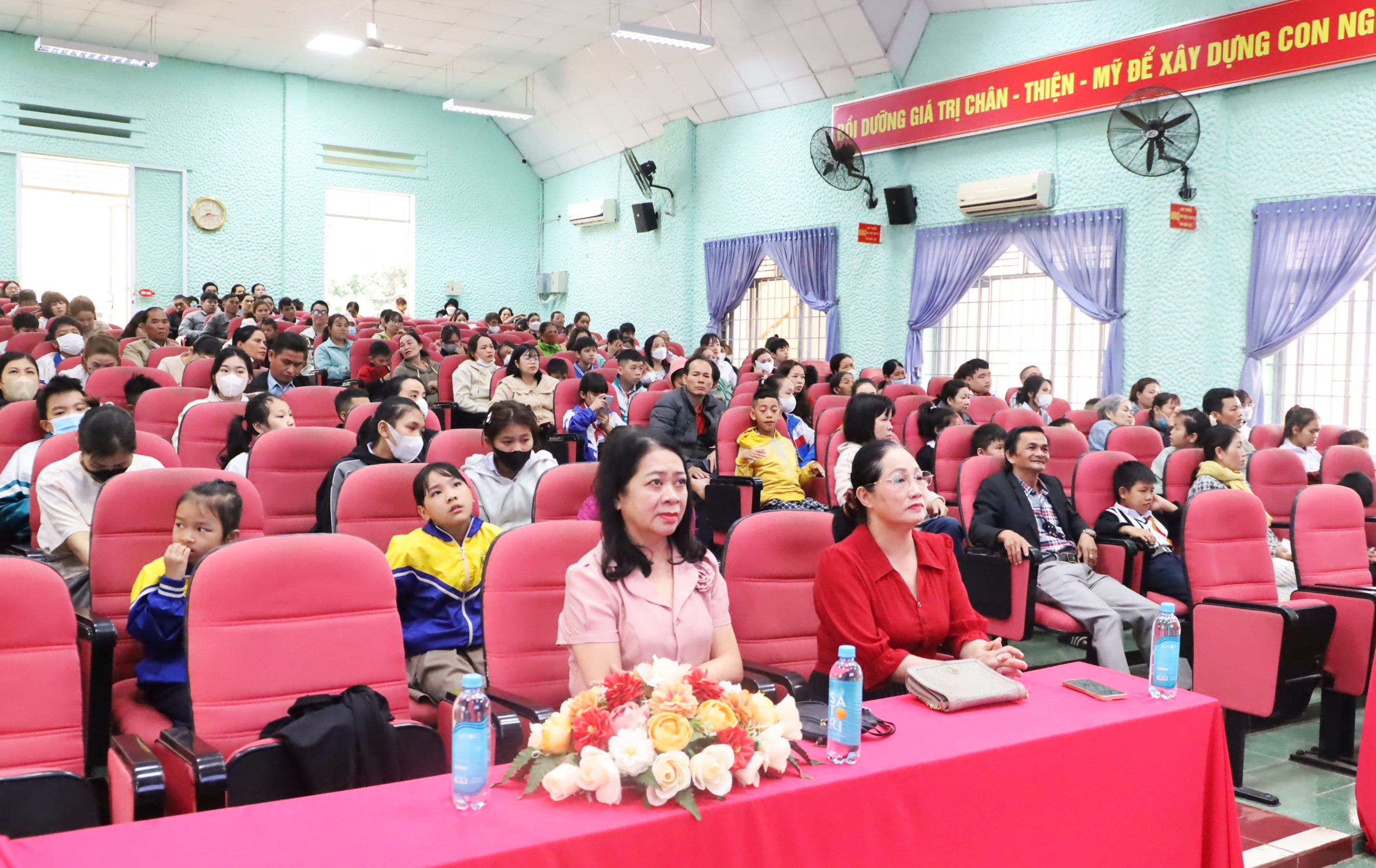 Trao tặng 100 suất học bổng cho học sinh khuyết tật và mồ côi có hoàn cảnh khó khăn