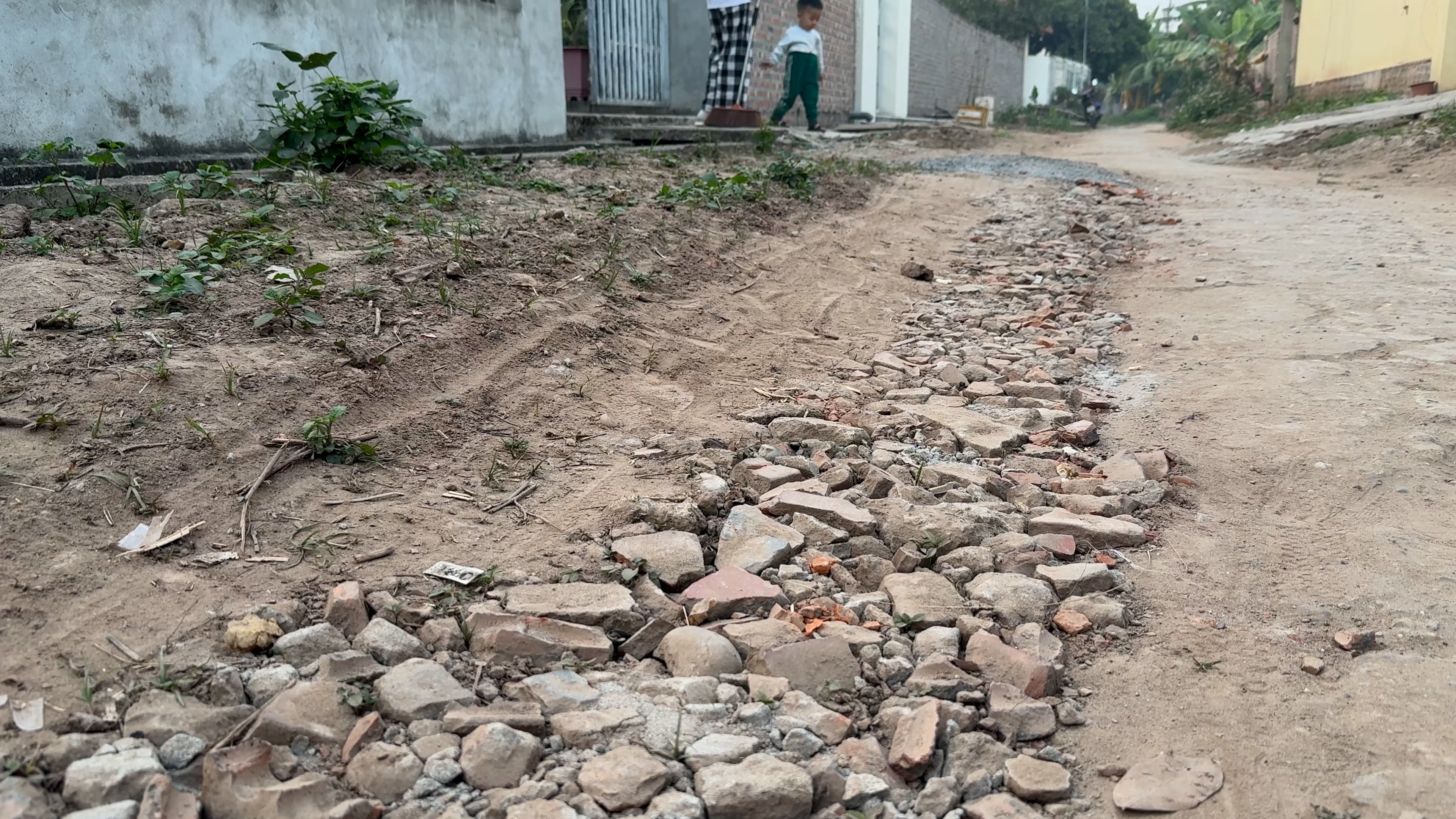 中断された農村道路プロジェクトによる悲惨な状況