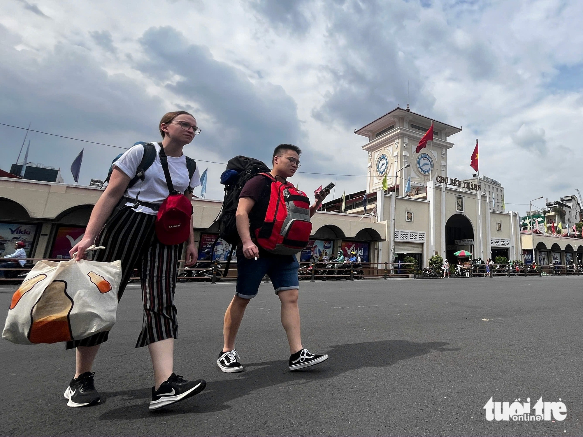 Un après-midi au marché de Ben Thanh à travers les yeux des étudiants en multimédia