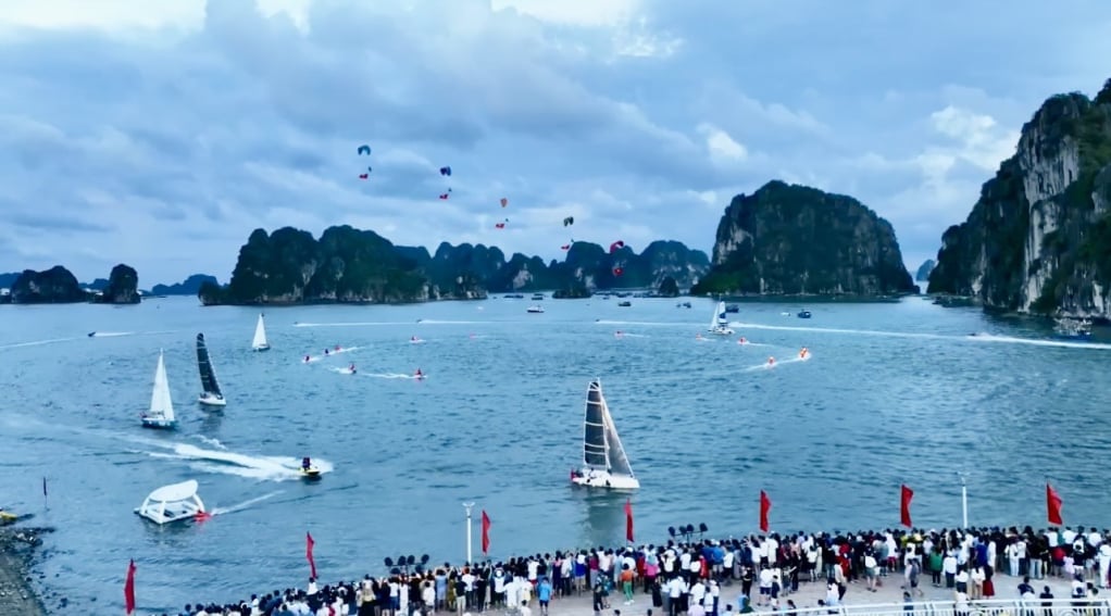 Des festivals de voile, de parachute ascensionnel et de jet ski auront lieu à Ha Long en août 2024. Photo: Do ​​Phuong