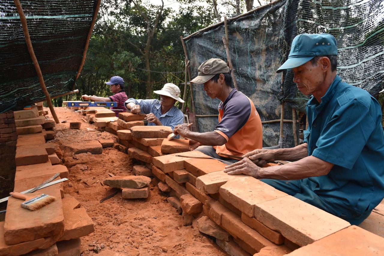 Trùng tu tại nhóm H, Mỹ Sơn. Ảnh Văn Thọ