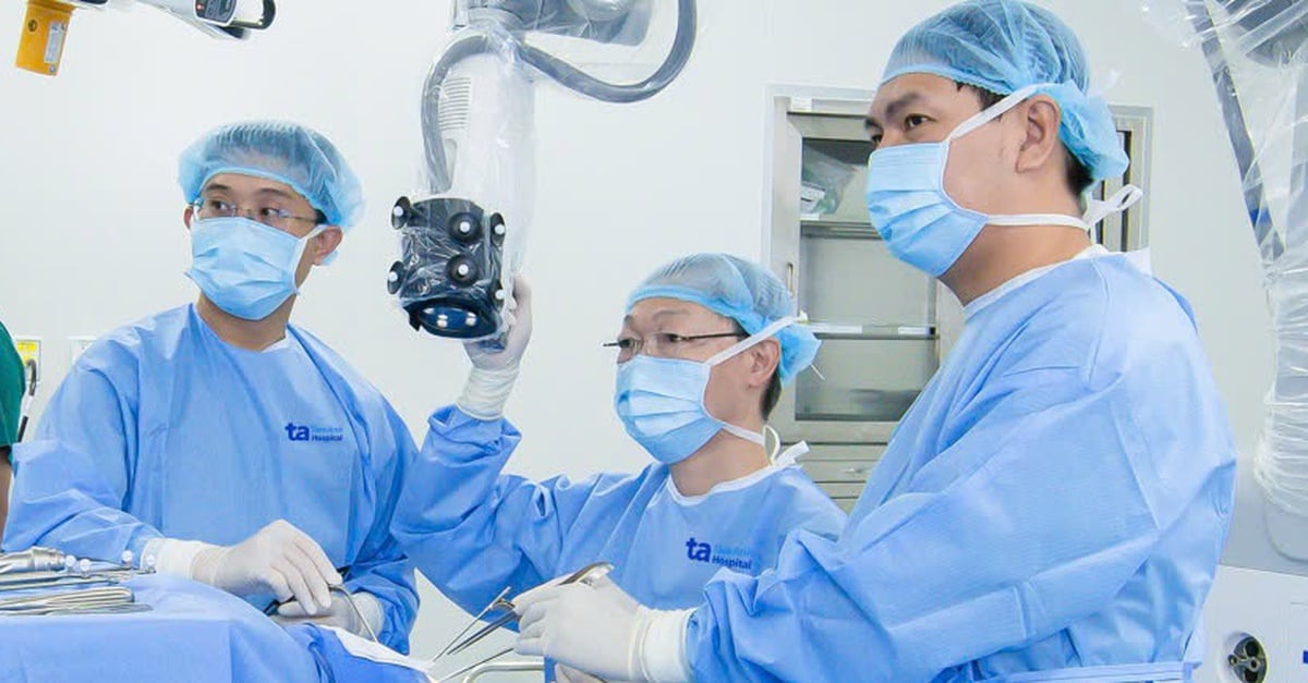 Un pionnier de la chirurgie cérébrale robotisée par intelligence artificielle au Vietnam