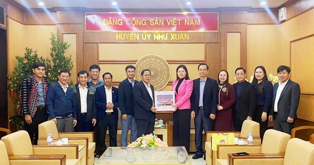 Leaders of Tay Giang district visited and worked at sister district of Nhu Xuan (Thanh Hoa)